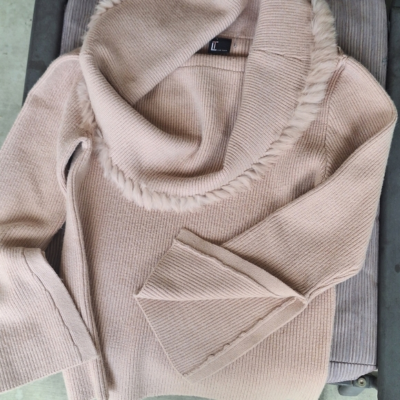 Love Token Sweater SzS FurTrim OffShoulder Slit Sleeve Cream Heavy Knit - Picture 2 of 9